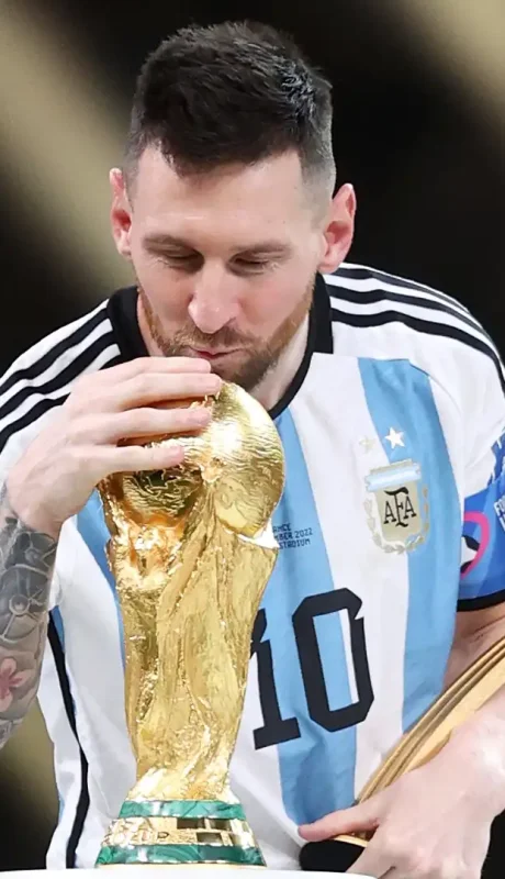 El capitán besando la copa del mundo que obtuvo el combinado albiceleste en el último Mundial.