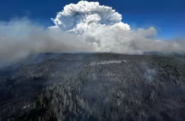 Nubes que se alimentan de fuego con rayos que llegan alto a la atmósfera