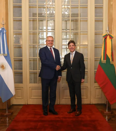 El viceministro de Asuntos Exteriores lituano, Egidijus Meilunas, junto al vicecanciller Sahores