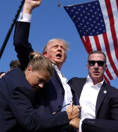 Donald Trump, segundos después de sufrir el intento de magnicidio.