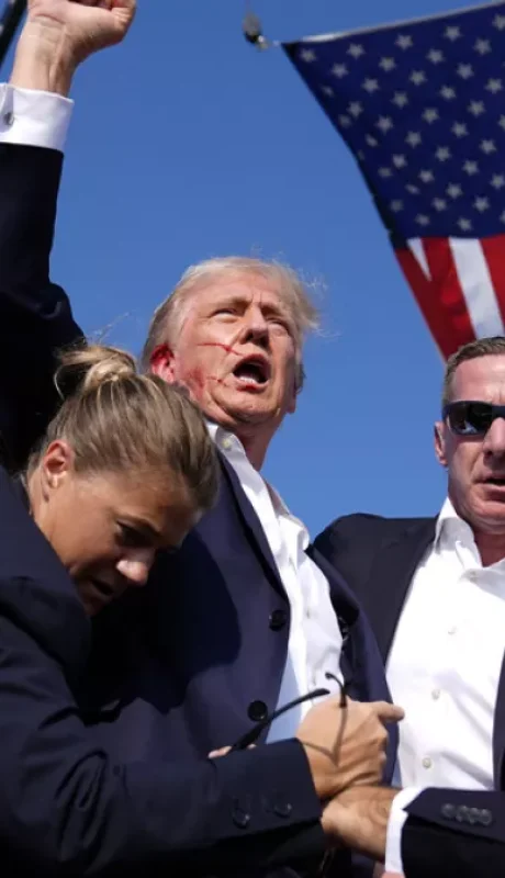 Donald Trump, segundos después de sufrir el intento de magnicidio.