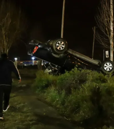 La camioneta quedó con las "patas" para arriba.
