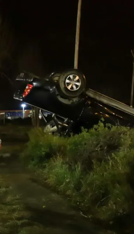 La camioneta quedó con las "patas" para arriba.
