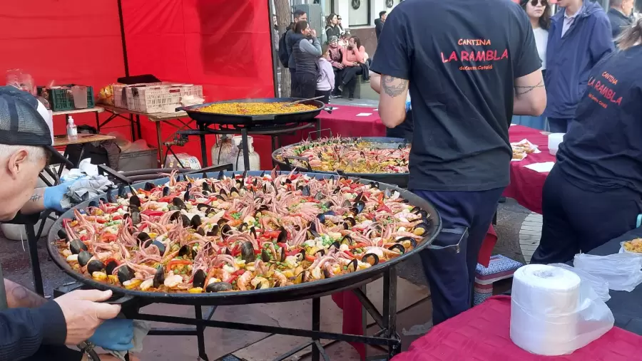 Una gran paella fue la que comió la gente que asistió/