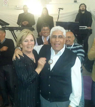 Alberto Garro en un homenaje hace unos años, junto a su esposa.