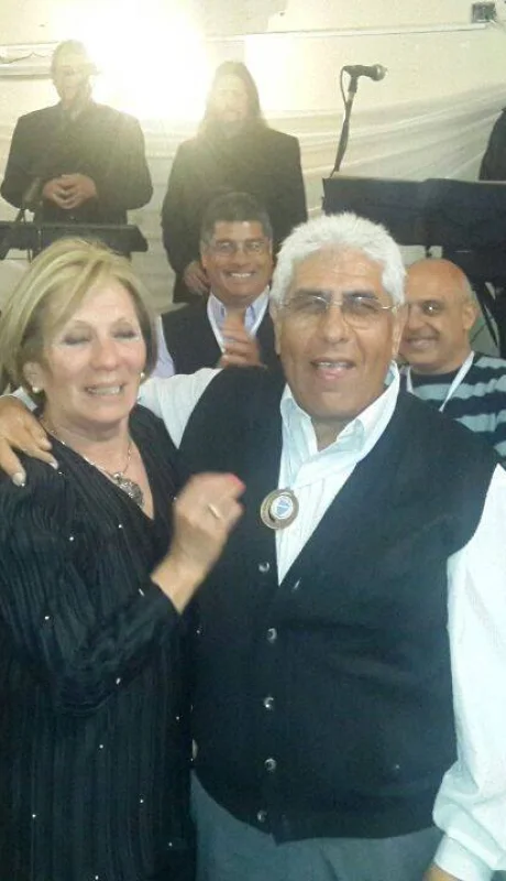 Alberto Garro en un homenaje hace unos años, junto a su esposa.