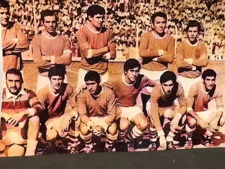 En sus tiempos de jugador de Luján. Es el tercero de los de abajo.