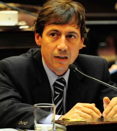 Luis Naidenoff cuando era senador