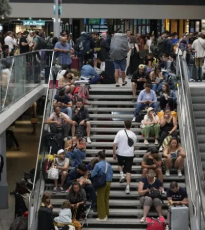 El servicio de trenes fue paralizado en la capital francesa.