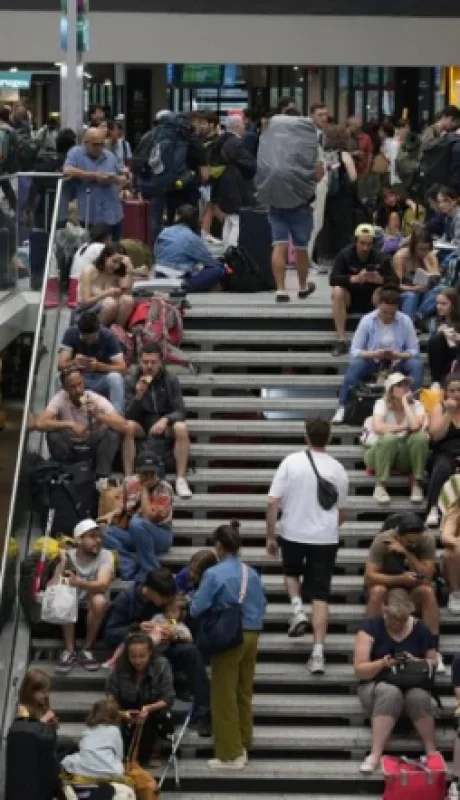 El servicio de trenes fue paralizado en la capital francesa.