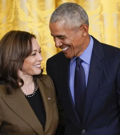 Kamala Harris y Barack Obama.