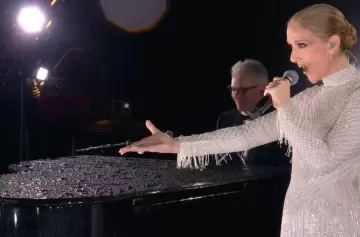 Céline Dion emocionó a todos cantando en la Torre Eiffel