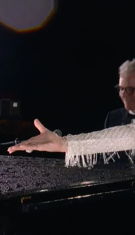 Celine Dion la rompió cantando emulando a Edith Piaff en la ceremonia inaugural/