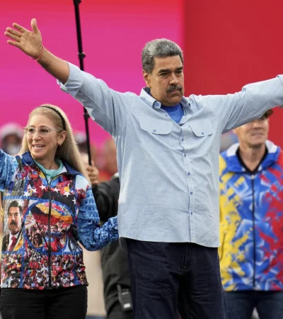 El presidente venezolano convoca a veedores adictos y deporta a los críticos a su gobierno.