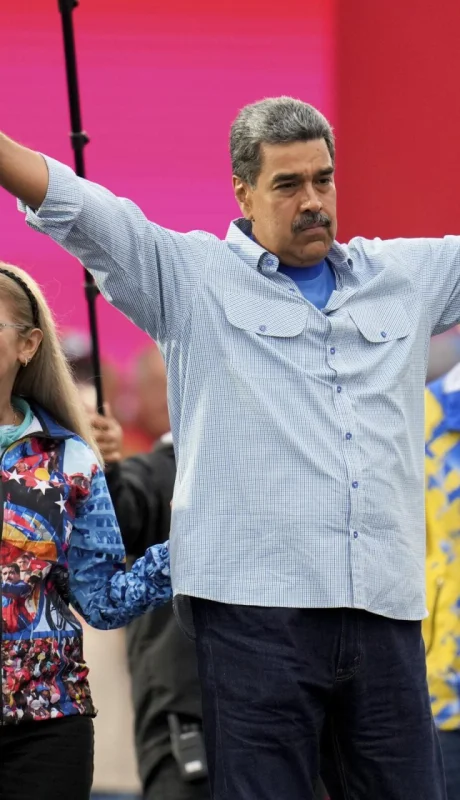 El presidente venezolano convoca a veedores adictos y deporta a los críticos a su gobierno.