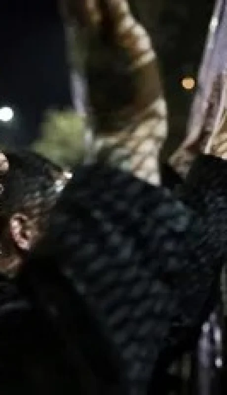 Manifestantes en la embajada de Venezuela en Argentina.