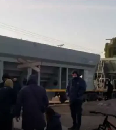 Un colectivero distraído chocó contra un tren de cargas en Mendoza