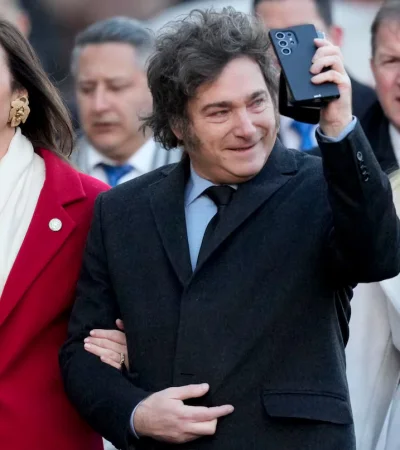 Javier Milei camina agarrado del brazo de la vicepresidenta, Victoria Villarruel, el Día de la Independencia. Detrás, Karina Milei.