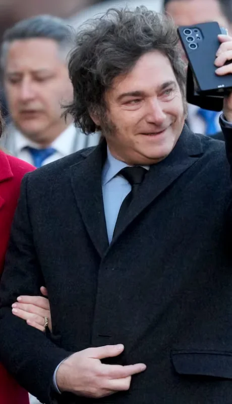 Javier Milei camina agarrado del brazo de la vicepresidenta, Victoria Villarruel, el Día de la Independencia. Detrás, Karina Milei.