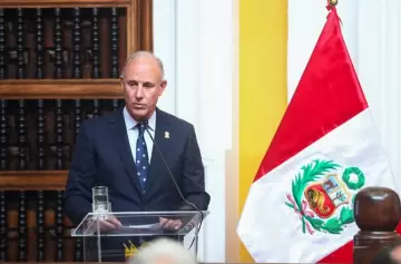 Diplomáticos venezolanos deben armar los bolsos y salir de Perú