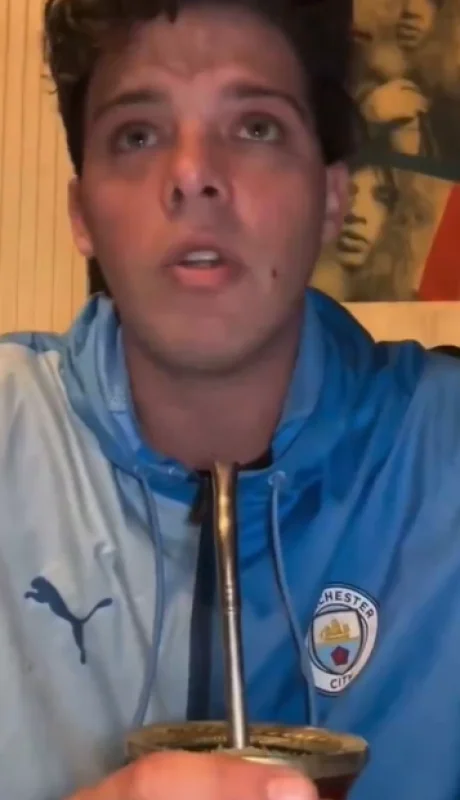 Maratea tiene 32 años.