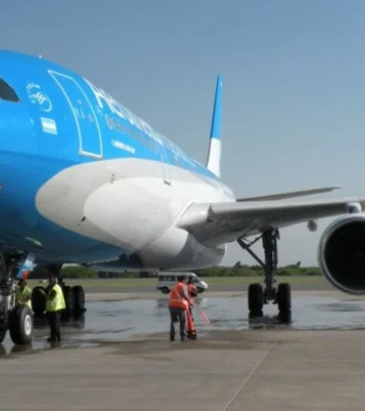 La compañía deberá reembolsarles el monto pagado por los pasajes y compensar el daño moral.