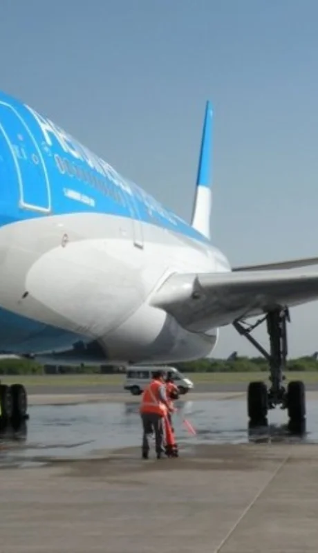 La compañía deberá reembolsarles el monto pagado por los pasajes y compensar el daño moral.