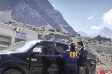 Detienen a dos mendocinos por querer ingresar a venezolanos a Chile