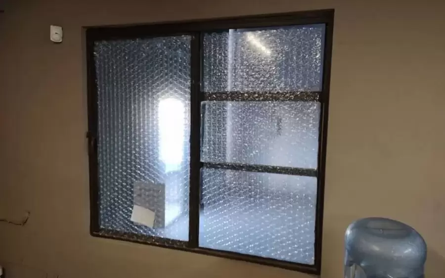 Plástico burbuja en la ventana