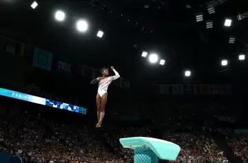 Y Simona Biles voló y voló sobre la calurosa París