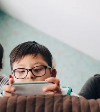 Niños frente a las pantallas y desconectados del entorno