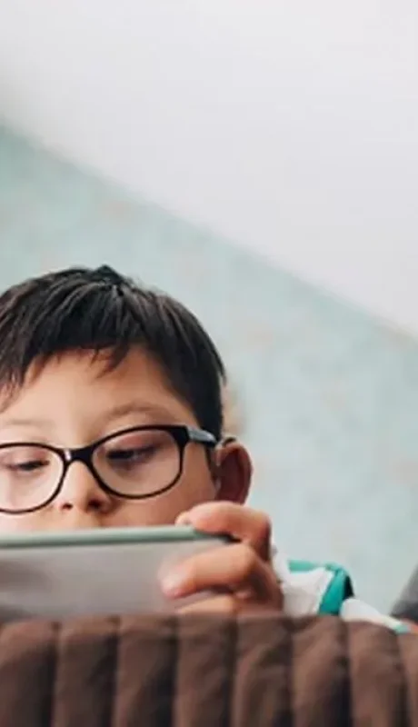 Niños frente a las pantallas y desconectados del entorno