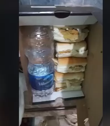 Llevó milanesas al cine en una caja de zapatillas.
