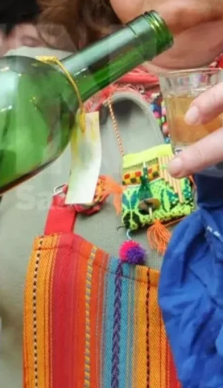 Caña con ruda, la bebida argentina del primero de agosto