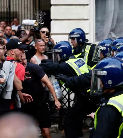 Furia xenófoba incendia a Londres tras brutal asesinato de tres niñas