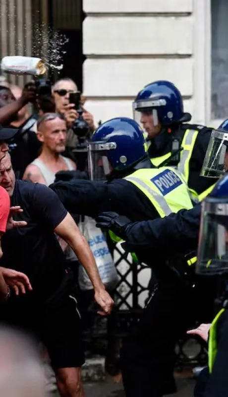 Furia xenófoba incendia a Londres tras brutal asesinato de tres niñas