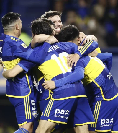 El festejo bostero tras el gol de Cavani