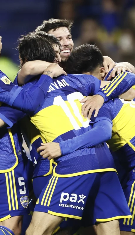 El festejo bostero tras el gol de Cavani