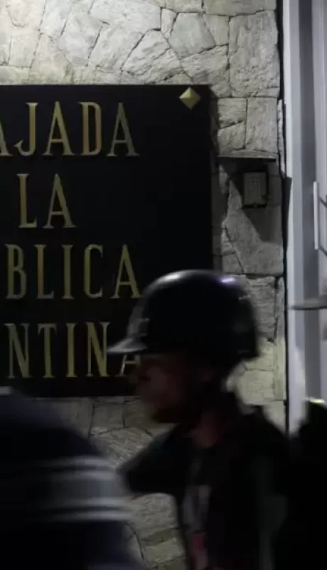 La embajada argentina sigue bajo intenso acoso y la cancillería decide llevar el caso ante la OEA.