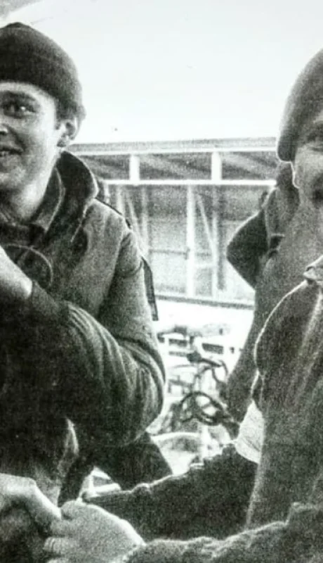 Un soldado argentino junto a un oficial británico, al enterarse del parentesco que compartían