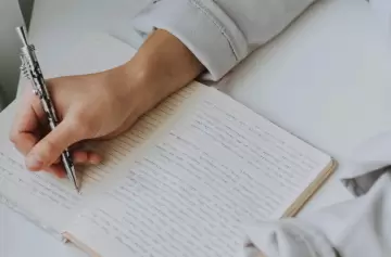 ¿Qué revela escribir siempre en mayúsculas? El impacto en tu personalidad