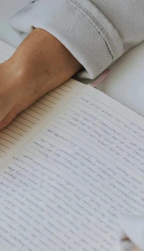 ¿Qué revela escribir siempre en mayúsculas? El impacto en tu personalidad