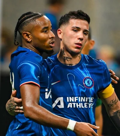 Enzo con la cinta de capitán en el amistoso ante América