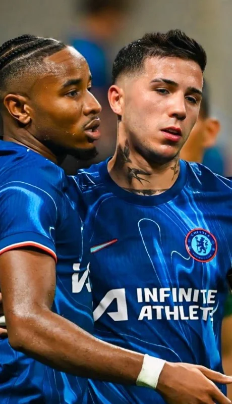 Enzo con la cinta de capitán en el amistoso ante América