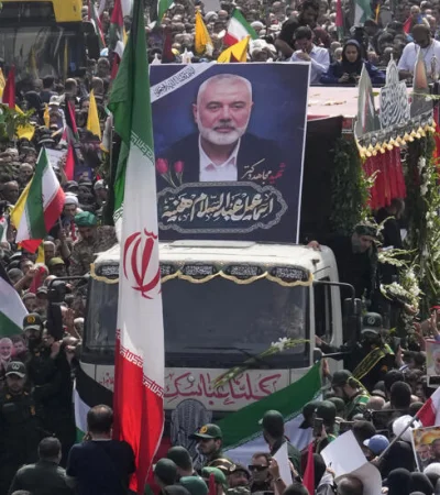 Ismail Haniyeh mientras era despedido en una multitudinaria marcha fúnebre en Teherán