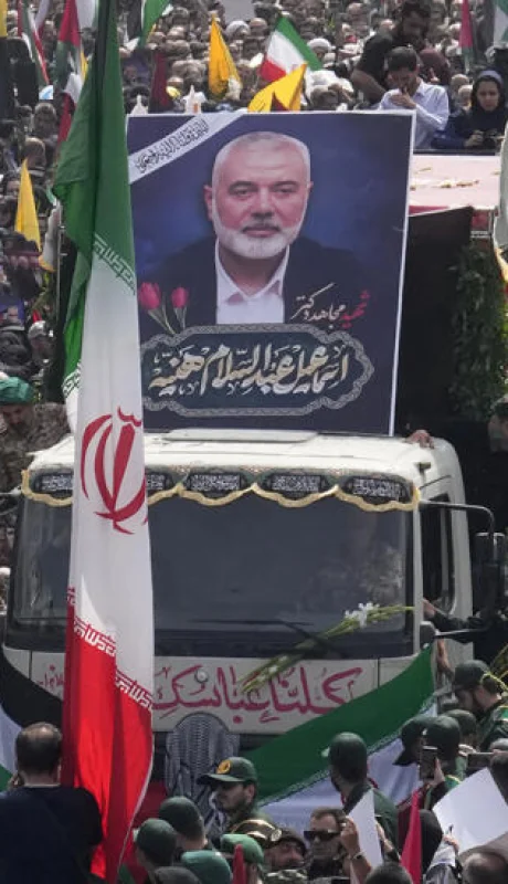 Ismail Haniyeh mientras era despedido en una multitudinaria marcha fúnebre en Teherán