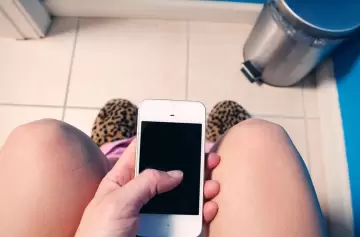 ¡Con el celu al baño! El increíble número que revela cuánta gente lo usa