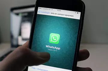 Alerta salud: el riesgo implícito de escuchar audios de WhatsApp en 1.5x o 2x