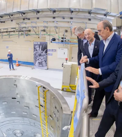 Guillermo Francos en el reactor RA-10