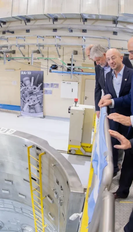 Guillermo Francos en el reactor RA-10